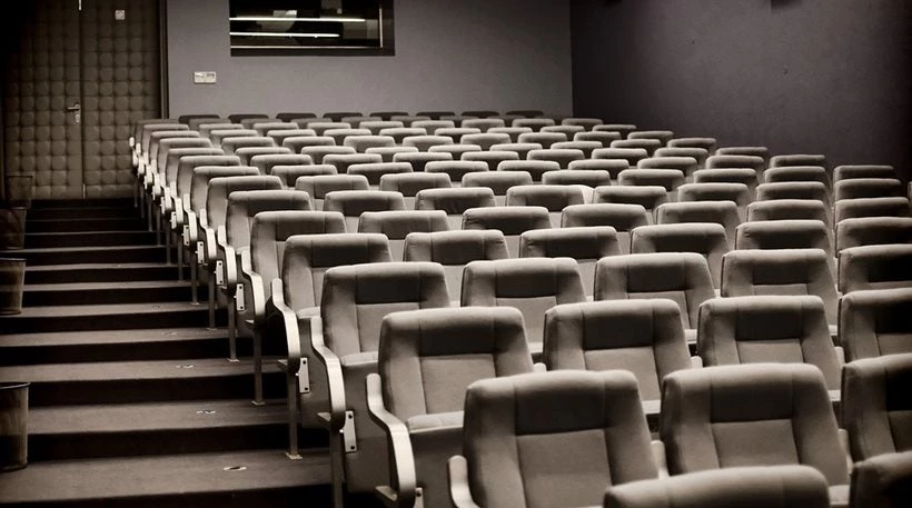 Συνέβη και αυτό: Άνδρας έψαχνε το κινητό του, εγκλωβίστηκε στα καθίσματα του σινεμά, έπαθε έμφραγμα και πέθανε